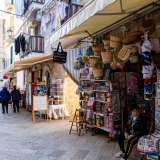 Un piccolo bar separa l�attivit� dei Romito da un altro negozio molto simile: manca di una vera insegna ed � presente sulla strada dagli anni 50
